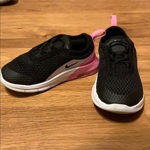 NIKE Air Max Motion 2 Toddler Sneaker Pink & Black